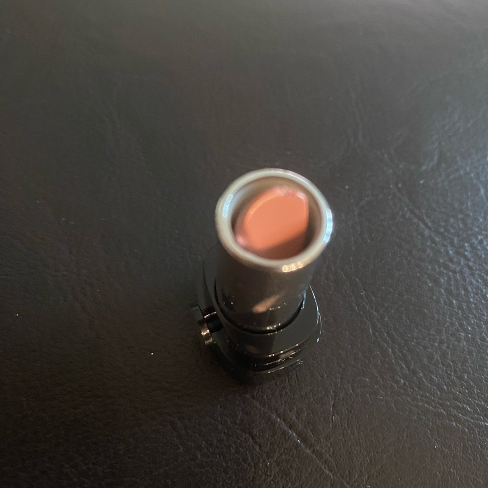 1 lipstick, lip gloss, 2 dew drops coconui highlighter, 1 Bronzer, 1 Blacker